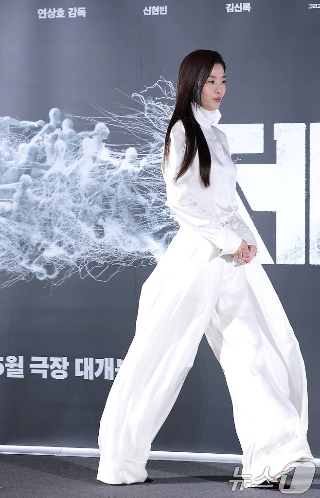 배우 전지현이 6일 서울 용산구 CGV용산아이파크몰에서 열린 영화 '군체'(감독 연상호) 제작보고회에 참석하고 있다. ⓒ 뉴스1 권현진 기자