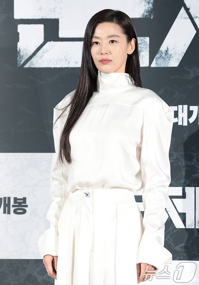 배우 전지현이 6일 서울 용산구 CGV용산아이파크몰에서 열린 영화 '군체'(감독 연상호) 제작보고회에 참석해 포즈를 취하고 있다. ⓒ 뉴스1 권현진 기자