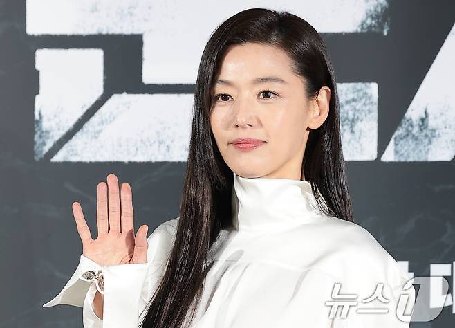 배우 전지현이 6일 서울 용산구 CGV용산아이파크몰에서 열린 영화 '군체'(감독 연상호) 제작보고회에 참석해  손을 흔들고 있다. ⓒ 뉴스1 권현진 기자