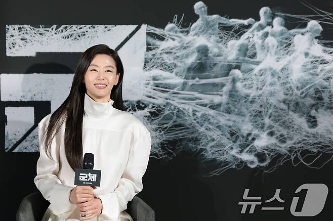 배우 전지현이 6일 서울 용산구 CGV용산아이파크몰에서 열린 영화 '군체'(감독 연상호) 제작보고회에 참석해 미소를 짓고 있다. ⓒ 뉴스1 권현진 기자