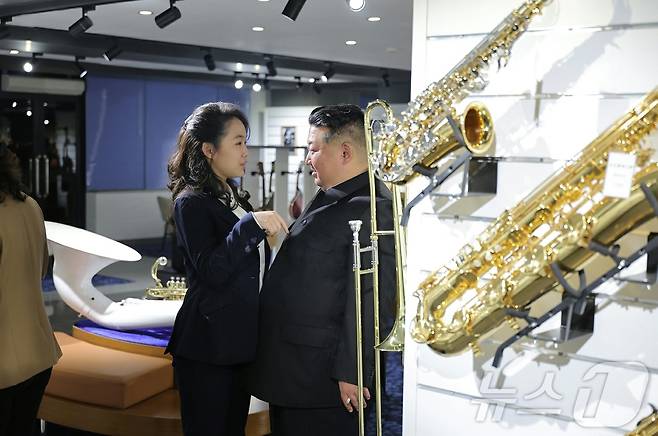 (평양 노동신문=뉴스1) = 북한 노동당 기관지 노동신문은 3일 1면에서 "경애하는 김정은 동지께서 개업을 앞둔 화성지구 4단계 구역의 여러 봉사시설을 둘러보시면서 운영준비정형을 료해(파악)하시였다＂고 보도했다. [국내에서만 사용가능. 재배포 금지. DB 금지. For Use Only in the Republic of Korea. Redistribution Prohibited] rodongphoto@news1.kr