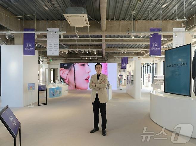 지난 3일 일본 도쿄 오모테산도 인근에서 레페리가 주관해 개최한'1% K-뷰티 셀렉트 스토어 도쿄'(SELECT STORE TOKYO) 현장에서 만난 최인석 레페리 대표. ⓒ 뉴스1 최소망 ⓒ 뉴스1 최소망