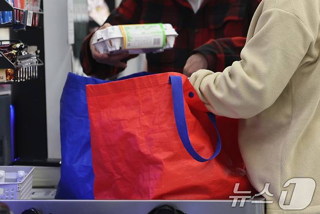 중동전쟁 여파로 비닐 대란 우려가 확산하고 있는 가운데 2일 서울의 한 대형마트에서 시민들이 장바구니를 이용해 구매물품을 담고 있다.  2026.4.2 ⓒ 뉴스1 박지혜 기자