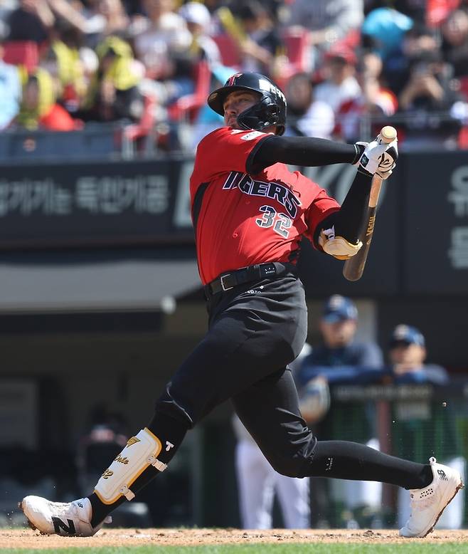 KIA 데일이 5일 광주-기아 챔피언스 필드에서 열린 2026 KBO리그 정규시즌 NC와 경기에서 안타를 치고 있다. 사진 | KIA 타이거즈