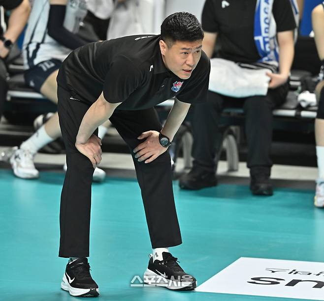 한국도로공사 이영래 감독대행이 5일 서울 장충체육관에서 열린 2025~2026 V-리그 여자부 챔피언결정전 3차전 GS칼텍스와 경기를 지켜보고 있다. 2026. 4. 5. 장충 | 최승섭기자 thunder@sportsseoul.com