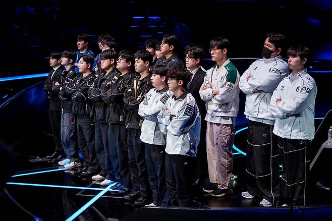 LCK 미디어데이에 참석한 10개팀 감독 및 대표 선수. 사진 | 라이엇 게임즈