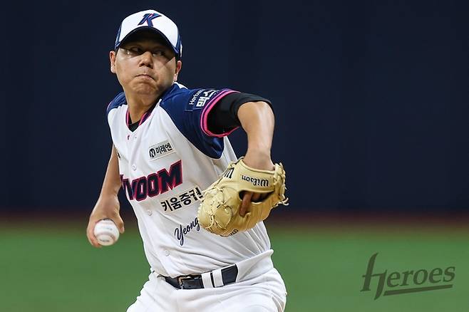 키움 하영민이 4일 서울 고척스카이돔에서 열린 2026 KBO리그 정규시즌 LG전에 선발 등판해 역투하고 있다. 사진 | 키움 히어로즈
