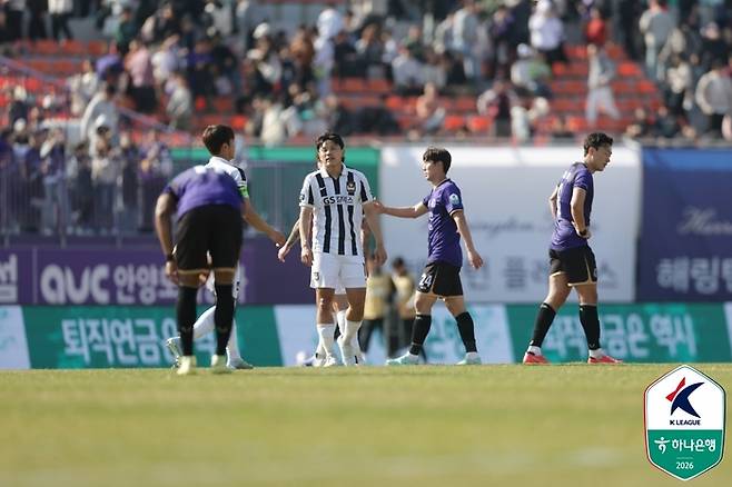 안양과 서울 선수들이 무승부에 아쉬워하고 있다. 사진 | 한국프로축구연맹