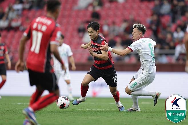 포항 황서웅(가운데). 사진 | 한국프로축구연맹