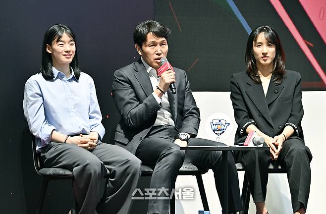 우리은행 위성우 감독(가운데)이 6일 서울 용산구 서울드래곤시티 그랜드볼룸에서 열린 BNK금융 2025-2026 여자프로농구 포스트시즌 미디어데이 행사에서 강계리(왼쪽), 김단비와 함께 사회자의 질문에 답을 하고 있다. 박진업 기자 upandup@sportsseoul.com