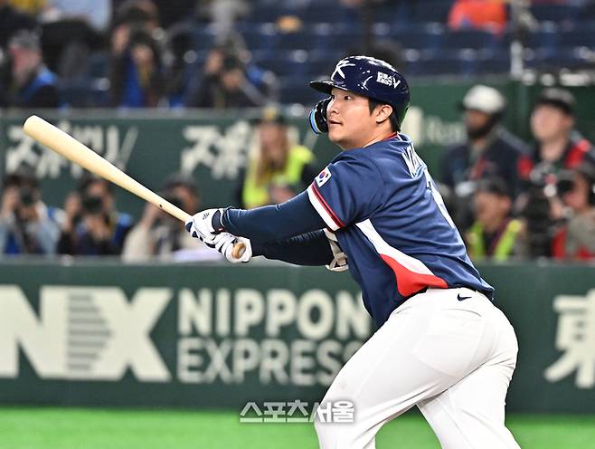 대한민국 야구대표팀의 문보경이 9일 일본 도쿄 도쿄돔에서 열린 2026 월드베이스볼클래식(WBC) 조별리그 호주와 경기 5회초 2사 1루 상황에서 1타점 적시타를 치고 있다. 도쿄(일본) | 박진업 기자 upandup@sportsseoul.com