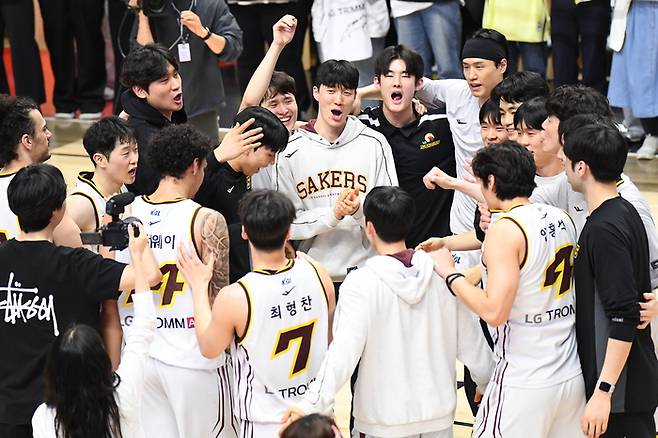 창원 LG 선수들이 3일 수원KT소닉붐아레나에서 열린 2025~2026 LG전자 프로농구 6라운드 KT전 승리 후 기뻐하고 있다. 사진 | KBL