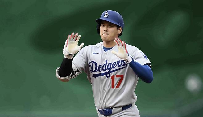 LA 다저스 오타니 쇼헤이가 6일(한국시각) 워싱턴 DC에서 열린 워싱턴 내셔널스전에서 3회초 중월 솔로홈런을 터뜨린 뒤 세리머니를 하며 베이스를 돌고 있다. 사진=MLB.TV 캡처