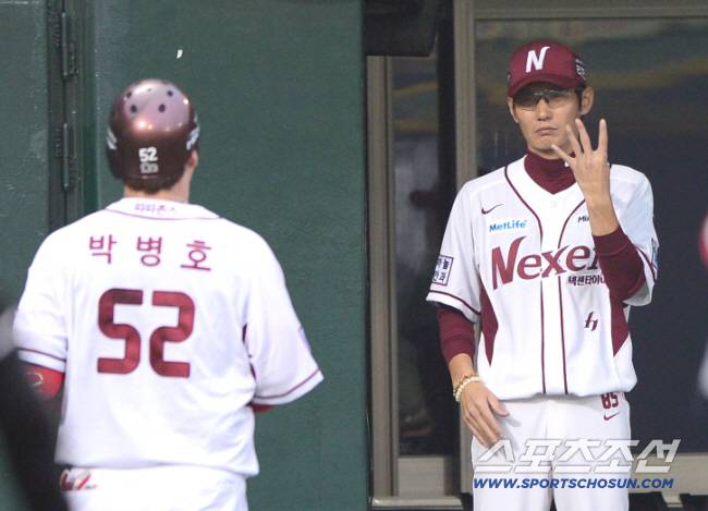 2014년 넥센 히어로즈 염경엽 감독이 LG 트윈스와의 경기에서 40호 홈런을 때린 박병호를 축하해주고 있다. 스포츠조선DB