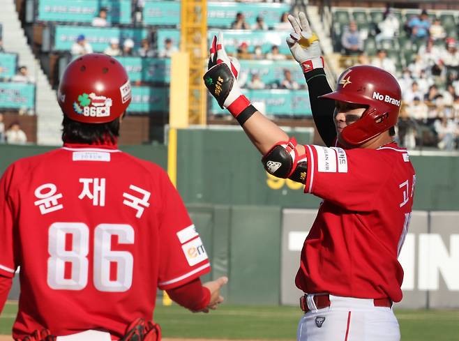 5일 부산 사직야구장에서 열린 프로야구 SSG 랜더스와 롯데 자이언츠의 경기. SSG 고명준이 9회 초 1사 1, 3루에서 중전안타로 타점을 올리고 세리머니를 하고 있다. 연합뉴스