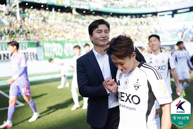 이승우(오른쪽)와 정정용 감독 사진제공=한국프로축구연맹