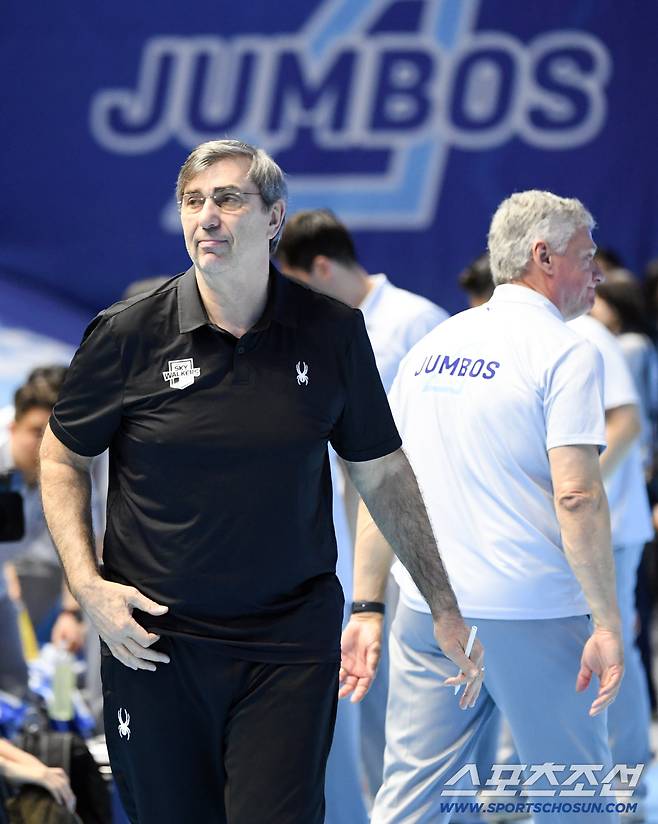 2일 인천 계양체육관에서 열린 V리그 남자부 챔피언결정전 대한항공과 현대캐피탈의 경기. 필립 블랑, 헤난 달 조토 감독이 인사를 나누고 있다. 인천=박재만 기자 pjm@sportschosun.com/2026.04.02/