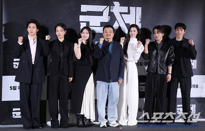 영화 '군체' 제작보고회가 6일 오전 서울 용산CGV에서 열렸다. 고수, 김신록, 신현빈, 연상호 감독, 전지현, 구교환, 지창욱이 포즈 취하고 있다.  정재근 기자 cjg@sportschosun.com/2026.4.6/