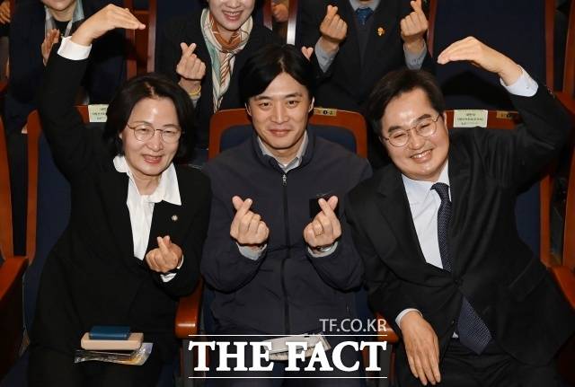 일각에서는 한 의원이 네거티브 공세에 집중하며 중도 확장성을 확보하지 못했고, 결과적으로 강성 지지층에 머무르며 한계에 직면했다는 평가도 나온다. 사진은 지난달 26일 경기 화성시 수원대학교 벨칸토아트센터에서 열린 제22회 경기도사회복지사대회에 참석한 추미애(왼쪽부터), 한준호, 김동연 민주당 경기도지사 경선 후보. /뉴시스