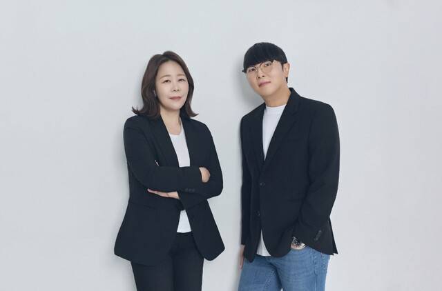 카카오엔터는 최근 고정희 대표(사진 왼쪽부터)를 선임하고, 기존 장윤중 대표와 공동 대표 체계를 구축했다. 두 공동대표는 향후 IP와 플랫폼 간의 시너지 창출과 글로벌 성과 발굴에 집중할 예정이다. /카카오엔터