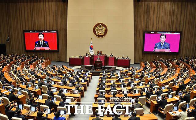 전문가들은 50년 연식의 국회를 '무석면 건축물'로 전환해야 한다고 입을 모은다. 노후 건축물일수록 내부의 석면 자재가 부식됐을 가능성이 높기 때문이다. 사진은 이재명 대통령이 지난 2일 서울 여의도 국회 본관 내 본회의장에서 중동 사태 대응 등을 위한 추가경정예산안에 대한 시정연설을 하는 모습. /배정한 기자