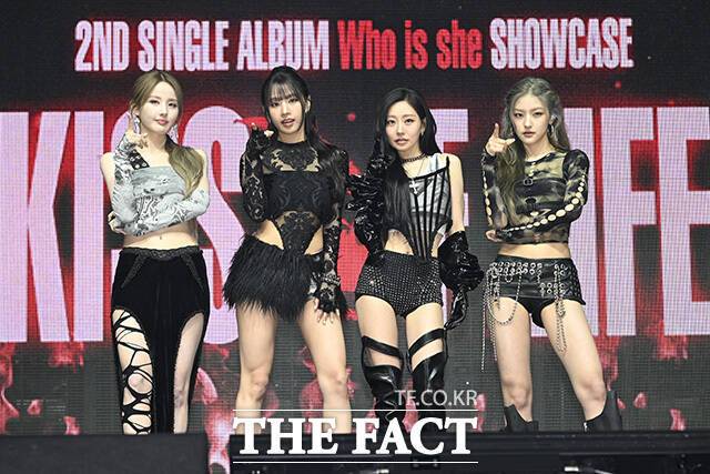 그룹 키스오브라이프(KISS OF LIFE)가 6일 오후 서울 용산구 블루스퀘어 우리WON뱅킹홀에서 열린 싱글 'Who is she' 쇼케이스에서 포토타임을 갖고 있다. /송호영 기자