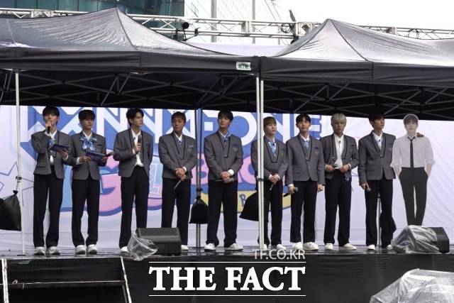 그룹 워너원(Wanna One)이 6일 오전 서울 마포구 DMC 문화공원에서 엠넷플러스(Mnet Plus) 새 예능 프로그램 'WANNA ONE GO : Back to Base'(워너원 고 : 백투베이스) 공개에 앞서 오프닝 세레머니 행사를 열고 팬들과 만나고 있다. /마포구=김민지 기자