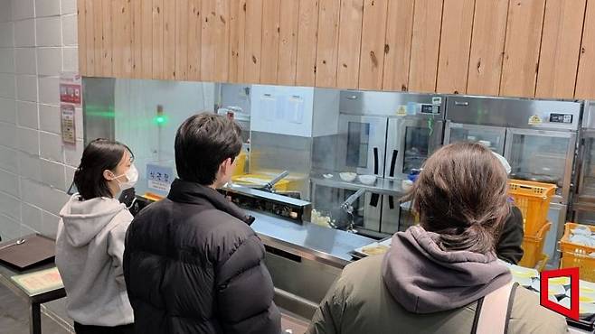 서울대 관악캠퍼스 학생식당 '아름드리' 학생들이 만다린로보틱스의 '로보틱웍'가 웍질(웍을 들어 흔드는 동작)로 만드는 짜장소스를 기다리고 있다. 김대현 기자