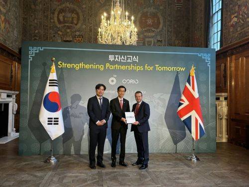 2023년 11월 윤석열 전 대통령의 영국 국빈 방문 기간 영국 런던에서 코리오제너레이션과 한국 정부 간 투자 신고식이 열렸다.  투자 신고식에는 방문규 당시 산업통상자원부 장관(사진 가운데), 조너선 콜 코리오 최고경영자(오른쪽), 최우진 코리오 한국 총괄대표가 참석했다. 코리오제너레이션