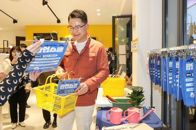 오언석 도봉구청장(가운데)이 ‘평생학습 팝업스쿨’ 오픈행사에서 평생학습 체험활동을 하고 있다. 도봉구 제공.