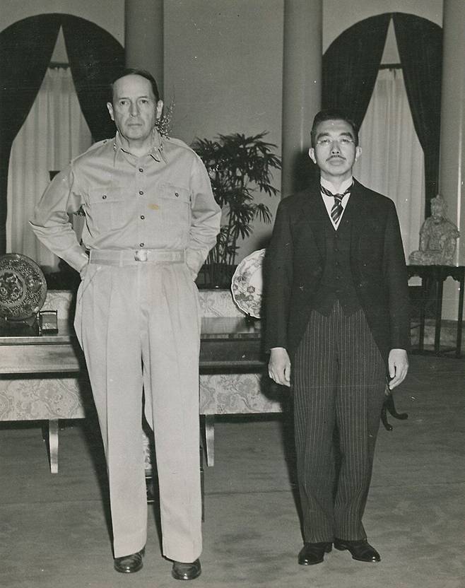 일본 점령군 사령관 맥아더와 일왕 히로히토.