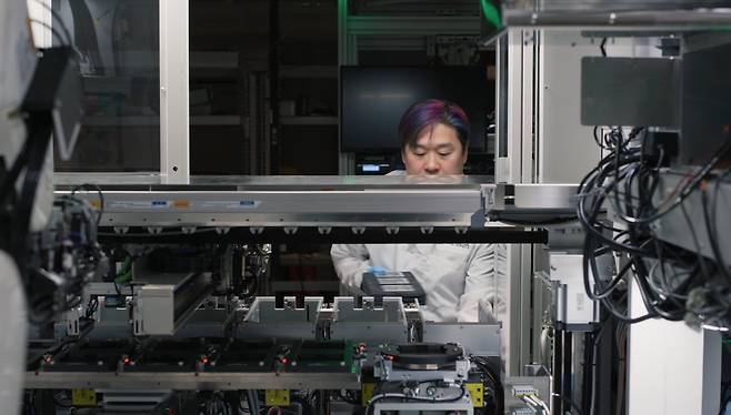 MS의 한 연구원이 MS의 자체 개발 AI칩인 ‘마이아 200‘와 중앙처리장치(CPU) 등 AI 데이터센터에 배치될 칩의 품질을 점검하고 있다./MS