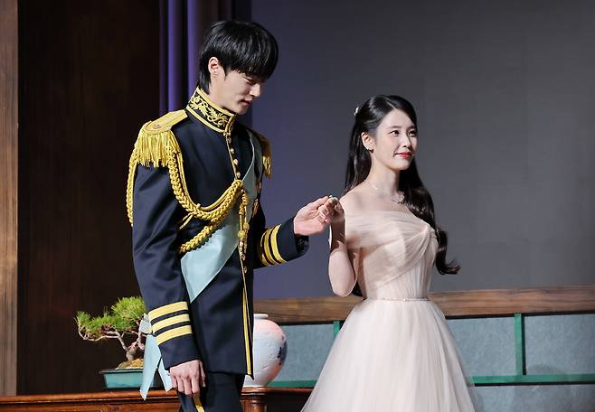 배우 변우석(왼쪽)과 아이유가 6일 서울 강남구 조선팰리스호텔에서 열린 MBC 드라마 '21세기 대군부인' 제작발표회 무대에 오르고 있다. /연합뉴스