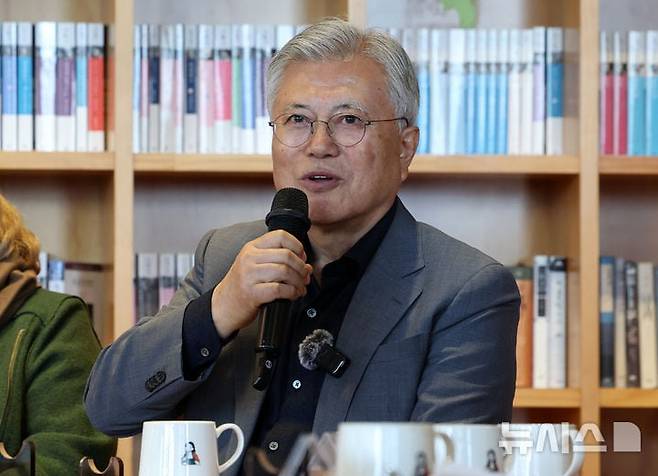 작가와의 차담회 하는 문재인 전 대통령./뉴시스