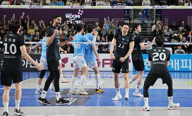 6일 충남 천안 유관순체육관에서 열린 프로배구 2025-2026 V리그 남자부 챔피언 결정전 3차전 대한항공과 현대캐피탈의 경기에서 승리한 현대캐피탈 선수들이 환호하고 있다./뉴스1