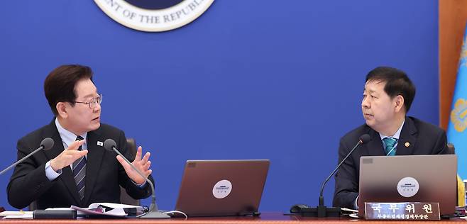 이재명 대통령이 6일 청와대에서 열린 국무회의 겸 비상경제점검회의에서 구윤철 부총리 겸 재정경제부 장관에게 질문하고 있다. /청와대통신사진기자단