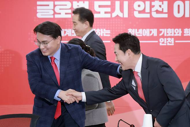 장동혁 국민의힘 대표가 6일 인천 남동구 인천시당에서 열린 현장 최고위원회의에 참석해 같은 당 윤상현 의원과 인사하고 있다. 연합뉴스