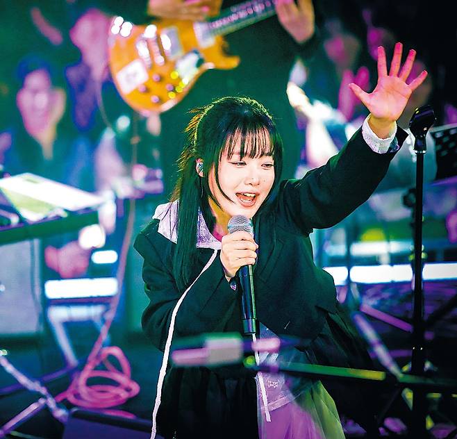 3년 가까이 중단됐던 EBS 라이브 공연 프로그램 ‘스페이스 공감’이 돌아왔다. 3일 서울 강서구 LG아트센터 U+스테이지에서 열린 재개 기념 ‘홈커밍데이’에 한로로가 무대에 올랐다. EBS 제공