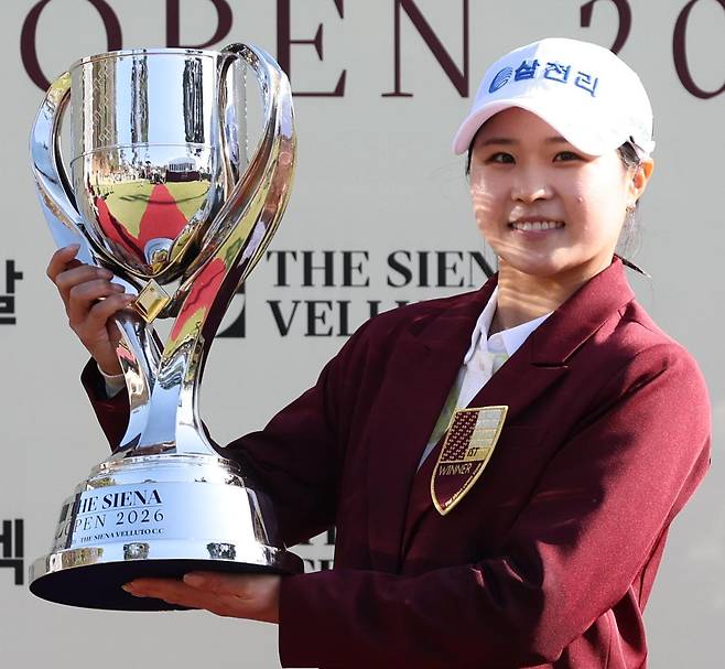 고지원이 5일 열린 올 시즌 한국여자프로골프(KLPGA)투어 국내 개막전 더 시에나 오픈에서 우승한 뒤 트로피를 들고 카메라 앞에 섰다. 지난 시즌 제주에서만 2승을 올렸던 고지원은 데뷔 후 처음으로 ‘육지’에서 우승하며 통산 3승을 작성했다. KLPGA투어 제공
