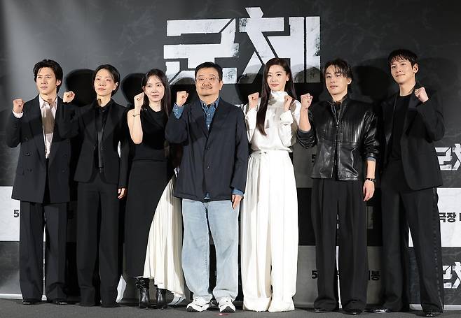 배우 고수(왼쪽부터)와 김신록, 신현빈, 연상호 감독, 전지현, 구교환, 지창욱이 6일 서울 용산구 CGV용산아이파크몰에서 열린 영화 ‘군체’ 제작보고회에 참석해 포즈를 취하고 있다. ‘군체’는 정체불명의 감염사태로 봉쇄된 건물 안, 고립된 생존자들이 예측할 수 없는 형태로 진화하는 감염자들에 맞서 벌이는 사투를 그린 작품이다. 2026.4.6 ⓒ 뉴스1