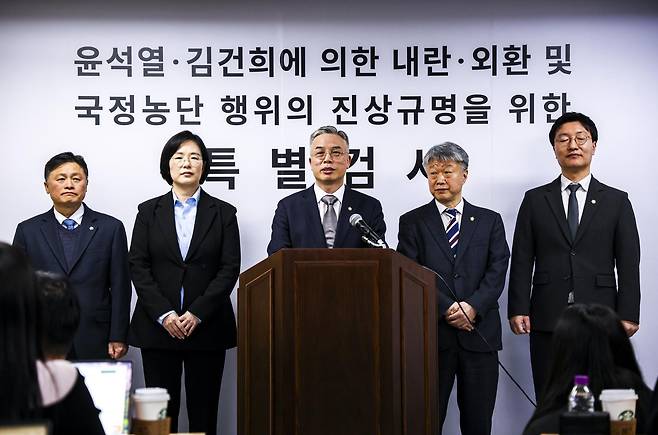 권창영(가운데) 2차 종합특검팀 특별검사가 25일 경기 과천시 2차 종합특검팀 사무실에서 특검보와 대변인을 소개한 뒤 입장문을 발표하고 있다. 2026.02.25 [과천=뉴시스]