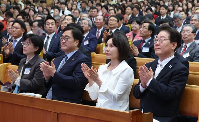 이재명 대통령과 김혜경 여사가 5일 서울 여의도순복음교회에서 열린 부활절 연합예배에 참석하고 있다. 오른쪽부터 이재명 대통령, 김혜경 여사, 우원식 국회의장, 우 의장 부인 신경혜 여사. 연합뉴스