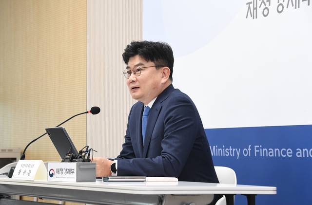 황순관 재정경제부 국고실장이 6일 정부세종청사에서 ‘25년 국가결산결과 백브리핑’을 하고 있다. [재경부 제공]