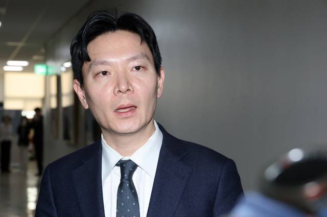 '쌍방울 대북 송금' 사건을 수사했던 박상용 인천지방검찰청 부부장검사가 3일 국회에서 열린 '윤석열정권 정치검찰조작기소 의혹사건 진상규명' 국정조사특별위원회 전체회의에서 서영교 위원장의 대기 장소 이동 조치에 이석하며 취재진에게 입장을 밝히고 있다. [연합뉴스]