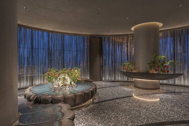 레스토랑과 바가 위치한 37층 로비.