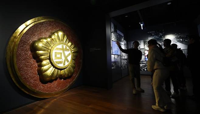 여야 의원 187명이 발의한 '대한민국헌법 개정안' 공고안이 국무회의에서 심의·의결된 6일 서울 여의도 국회박물관 기획전시실에 1975년부터 2014년까지 국회 본회의장에 설치됐던 휘장이 전시돼 있다. 연합뉴스