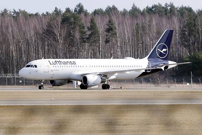 지난달 23일(현지시간) 라트비아 리가 국제공항에서 루프트한자 A320-211기 이륙 준비를 하고 있다.EPA연합뉴스