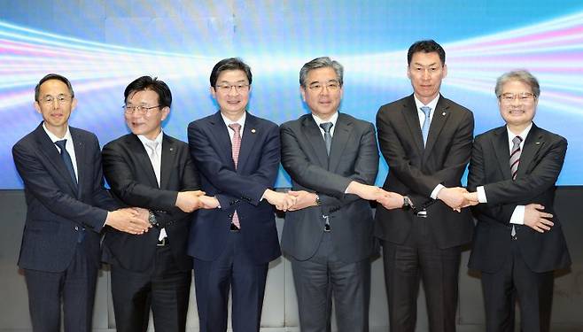 6일 서울 영등포구 여의도 한국산업은행에서 열린 '현대차그룹 새만금 프로젝트 관련 현대차그룹-정책금융기관 금융협력 업무협약식에서 황기연 한국수출입은행장(왼쪽부터), 박상진 한국산업은행 회장, 이억원 금융위원장, 장재훈 현대자동차 부회장, 장민영 IBK기업은행장, 강승준 신용보증기금 이사장이 기념촬영을 하고 있다. 뉴스1