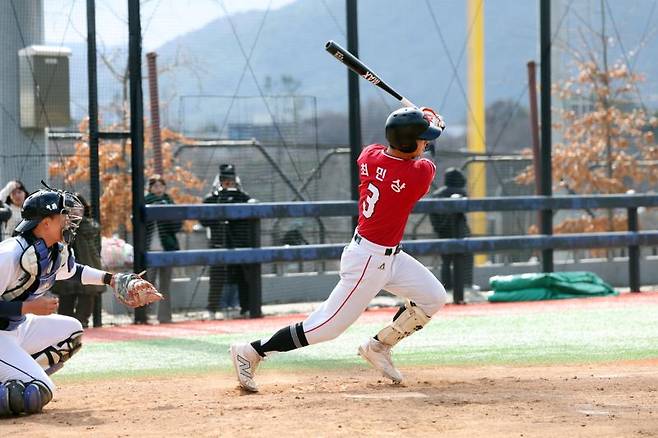 마산용마고등학교 최민상 선수가 타격을 하고 있다. 사진=박범준 기자