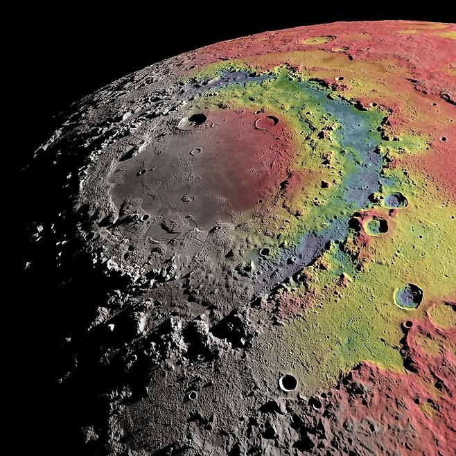 컴퓨터 모델을 사용해 가상 색상으로 표현한 달 뒷면 오리엔탈레 분지. 아르테미스 2호 달 근접비행에서 가장 주목하는 지형이다. 미국항공우주국 제공